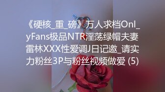 KTV厕所偷拍喝醉的美女趴在马桶上吐✿来个捡尸的屌丝男把她内裤脱了想上她